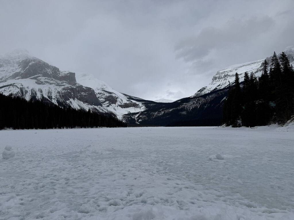 눈 덮인 산과 호수는 사진으로 담기 어려울 만큼 아름다웠습니다.