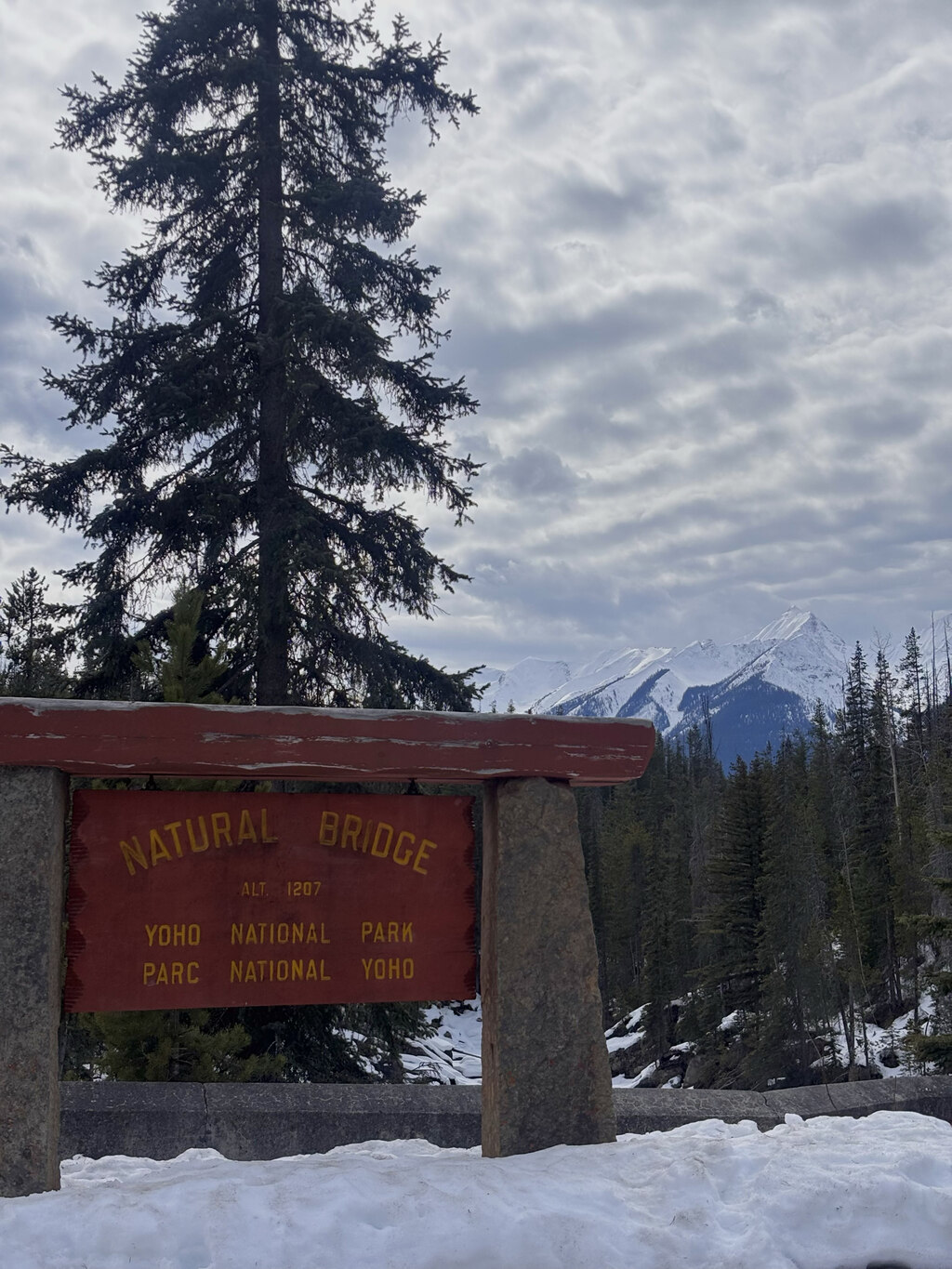  파란하늘에 살짝 낀 뭉개구름과 하얗게 눈 덮인 산, 얼어있는 호수가 조화로워 눈이 즐거운 여행