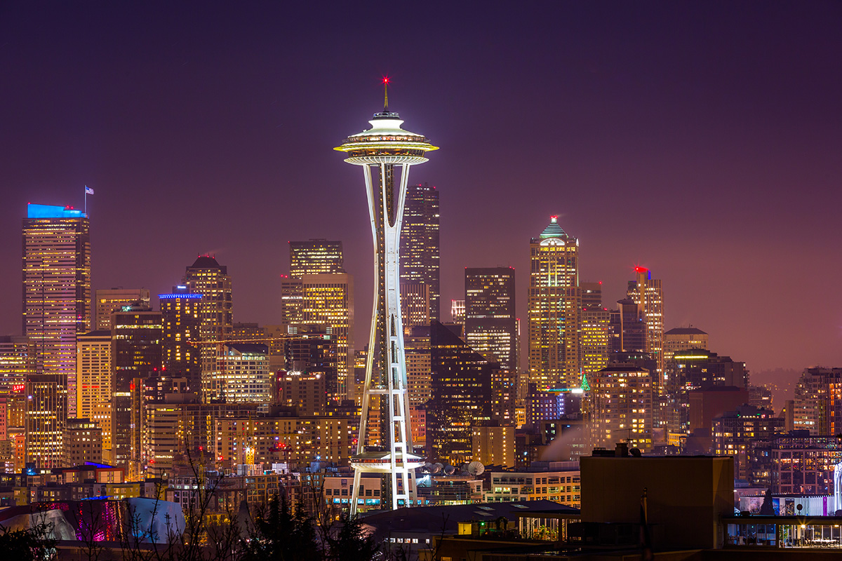 랜드마크인-스페이스-니들이-보이는-미국-워싱턴주의-도시-시애틀의-반짝이는-야경