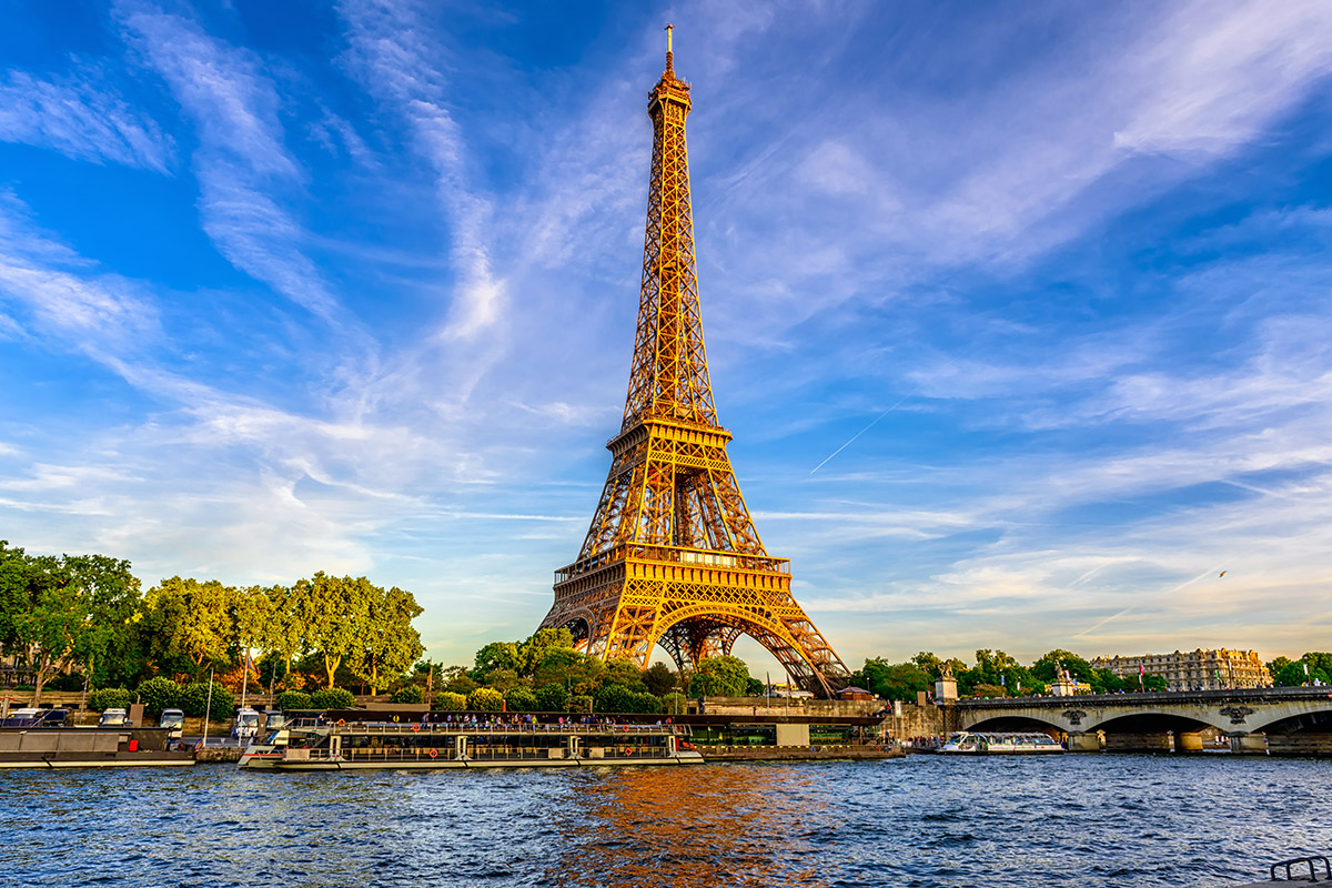파리-중심을-가로지르는-센강과-프랑스의-대표하는-건출물인-에펠타워